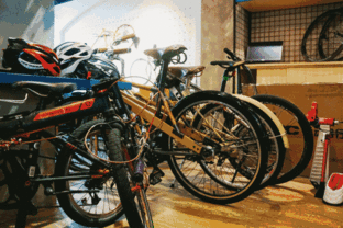 永久自行車開了家咖啡館,能踩著腳踏板喝咖啡哦